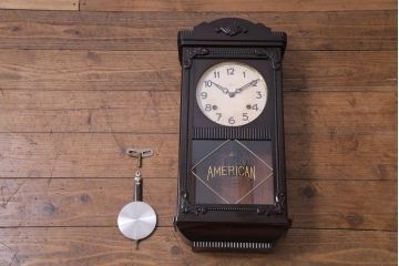 アンティーク雑貨　昭和初期　トレードマークT.K　手巻き　細かな意匠が目を引くゼンマイ式振り子時計(柱時計、壁掛け時計)