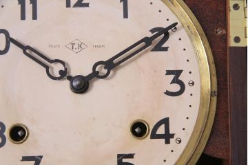アンティーク雑貨　昭和初期　トレードマークT.K　手巻き　細かな意匠が目を引くゼンマイ式振り子時計(柱時計、壁掛け時計)