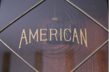 アンティーク雑貨　昭和初期　トレードマークT.K　手巻き　細かな意匠が目を引くゼンマイ式振り子時計(柱時計、壁掛け時計)