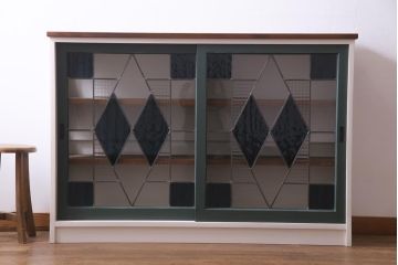 ラフジュ工房オリジナル　リメイク家具　落ち着いた爽やかさが漂うステンドグラス入り収納棚(ガラス戸棚)