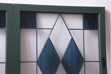 ラフジュ工房オリジナル　リメイク家具　落ち着いた爽やかさが漂うステンドグラス入り収納棚(ガラス戸棚)