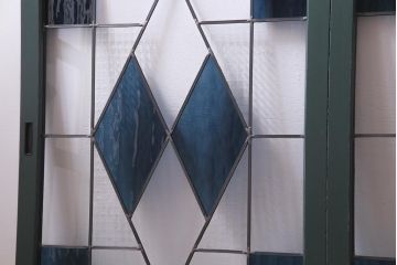 ラフジュ工房オリジナル　リメイク家具　落ち着いた爽やかさが漂うステンドグラス入り収納棚(ガラス戸棚)