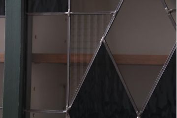 ラフジュ工房オリジナル　リメイク家具　落ち着いた爽やかさが漂うステンドグラス入り収納棚(ガラス戸棚)