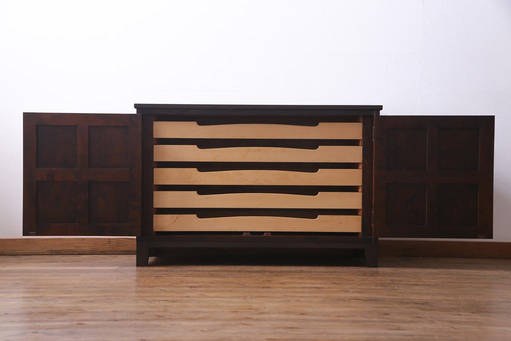 中古　北海道民芸家具　リメイク　シックな印象のローボード(収納棚、リビングボード)(1)