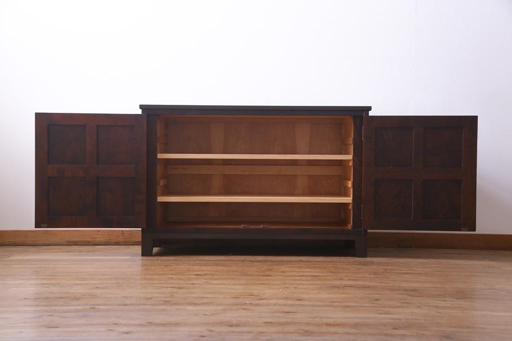 中古　北海道民芸家具　リメイク　シックな印象のローボード(収納棚、リビングボード)(1)