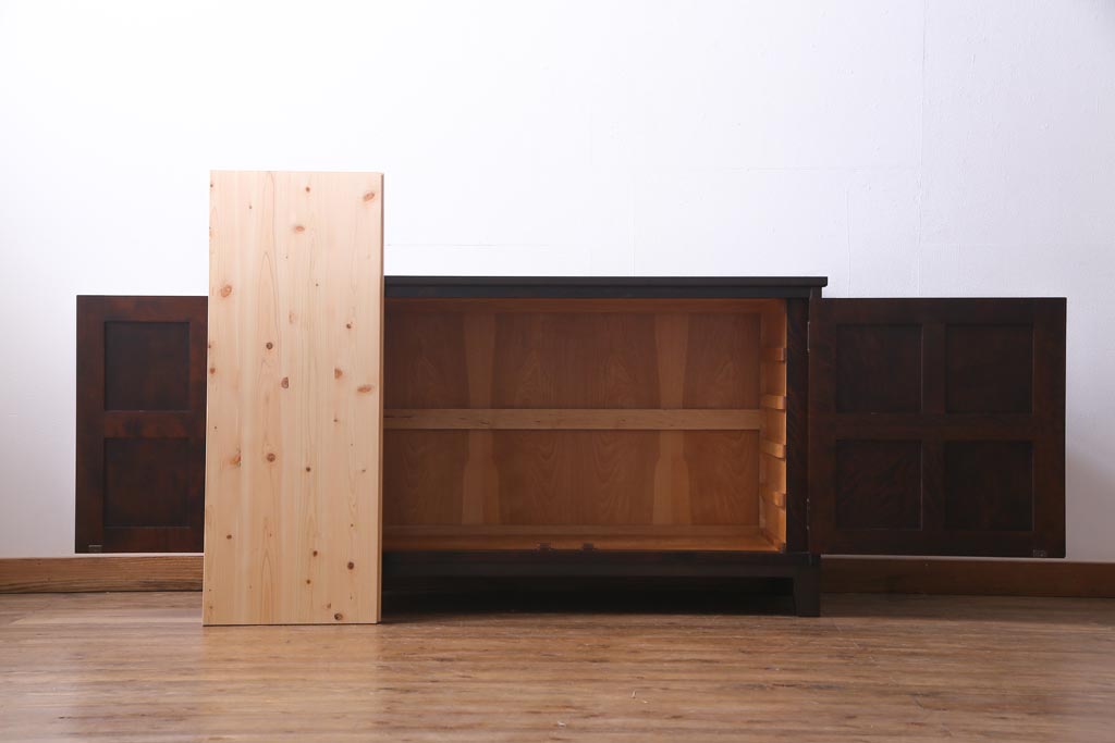 中古　北海道民芸家具　リメイク　シックな印象のローボード(収納棚、リビングボード)(1)