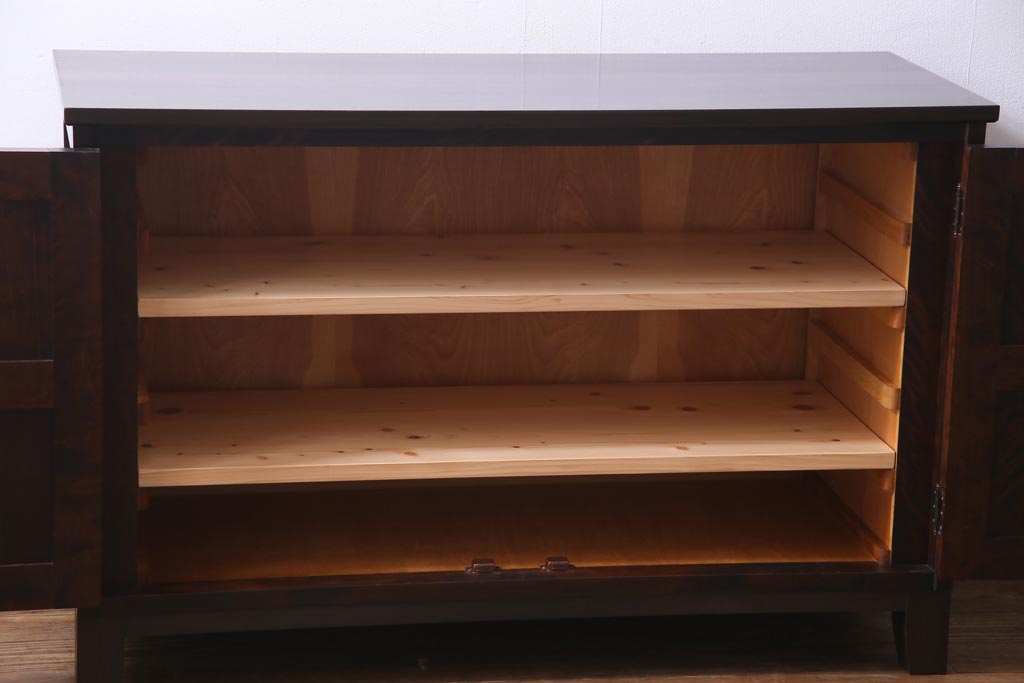 中古　北海道民芸家具　リメイク　シックな印象のローボード(収納棚、リビングボード)(1)