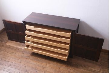 中古　北海道民芸家具　リメイク　シックな印象のローボード(収納棚、リビングボード)(1)