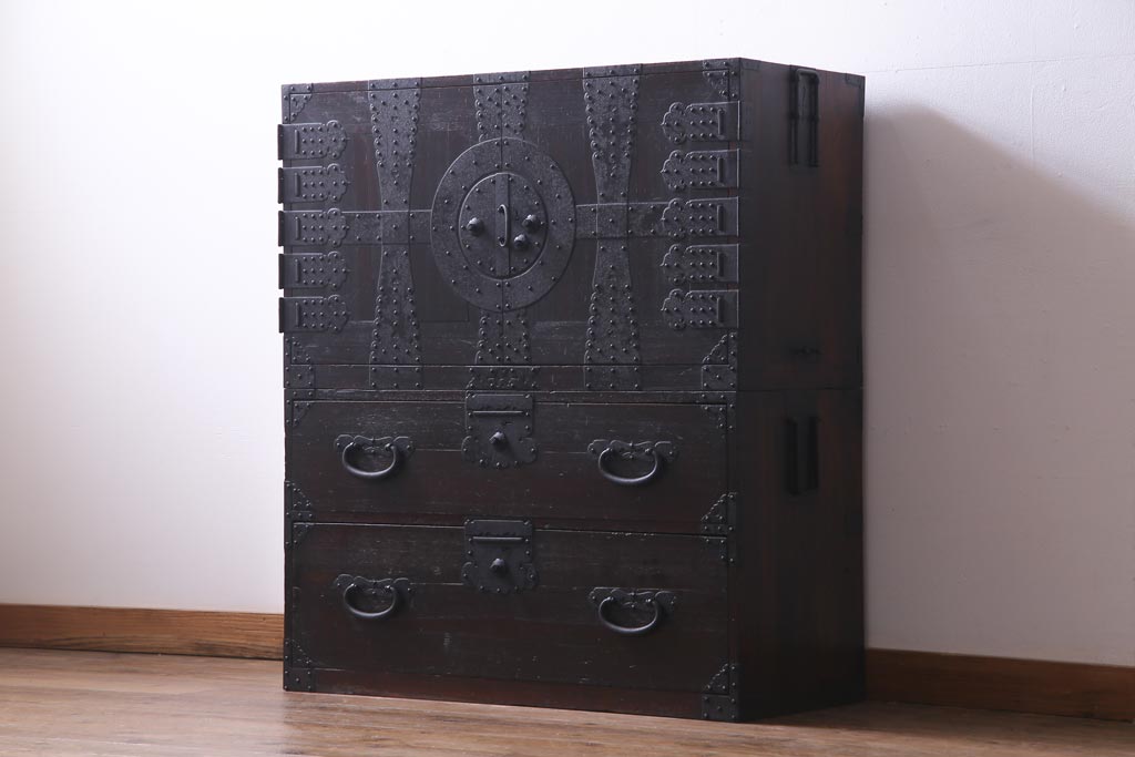 アンティーク家具　和製アンティーク　鋲が目を引く観音開き扉の時代箪笥(重ね箪笥、和タンス)