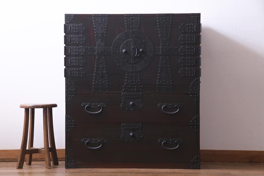 アンティーク家具　和製アンティーク　鋲が目を引く観音開き扉の時代箪笥(重ね箪笥、和タンス)