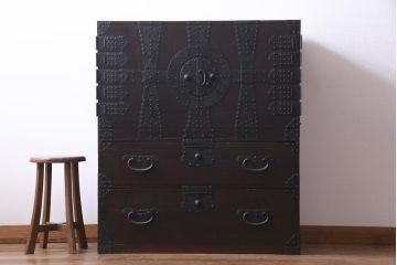 アンティーク家具　和製アンティーク　鋲が目を引く観音開き扉の時代箪笥(重ね箪笥、和タンス)