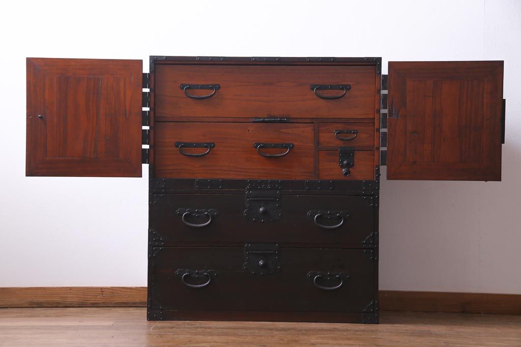 アンティーク家具　和製アンティーク　鋲が目を引く観音開き扉の時代箪笥(重ね箪笥、和タンス)