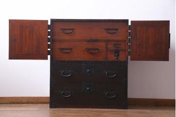 アンティーク家具　和製アンティーク　鋲が目を引く観音開き扉の時代箪笥(重ね箪笥、和タンス)