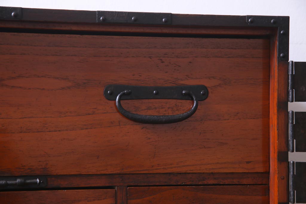 アンティーク家具　和製アンティーク　鋲が目を引く観音開き扉の時代箪笥(重ね箪笥、和タンス)