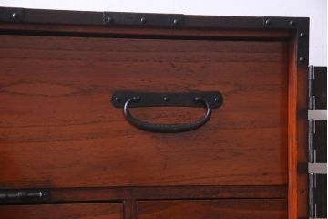 アンティーク家具　和製アンティーク　鋲が目を引く観音開き扉の時代箪笥(重ね箪笥、和タンス)