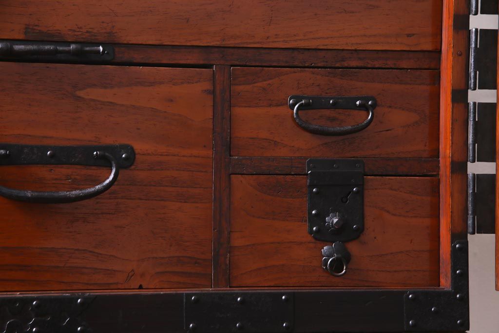 アンティーク家具　和製アンティーク　鋲が目を引く観音開き扉の時代箪笥(重ね箪笥、和タンス)