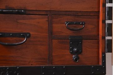 アンティーク家具　和製アンティーク　鋲が目を引く観音開き扉の時代箪笥(重ね箪笥、和タンス)