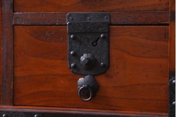 アンティーク家具　和製アンティーク　鋲が目を引く観音開き扉の時代箪笥(重ね箪笥、和タンス)