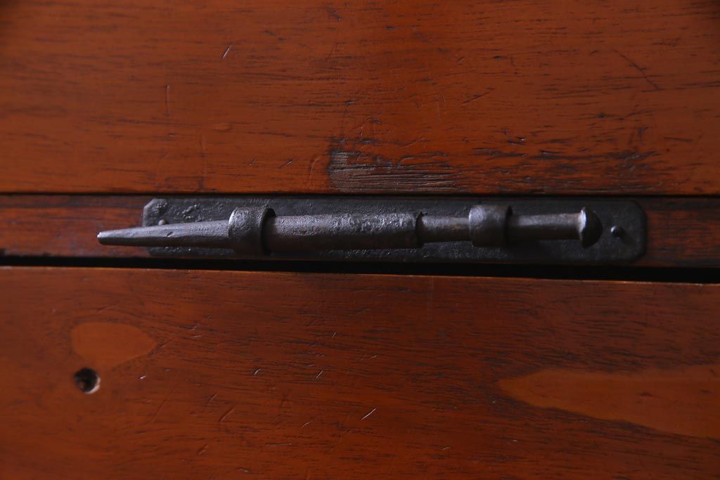 アンティーク家具　和製アンティーク　鋲が目を引く観音開き扉の時代箪笥(重ね箪笥、和タンス)