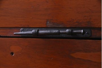 アンティーク家具　和製アンティーク　鋲が目を引く観音開き扉の時代箪笥(重ね箪笥、和タンス)