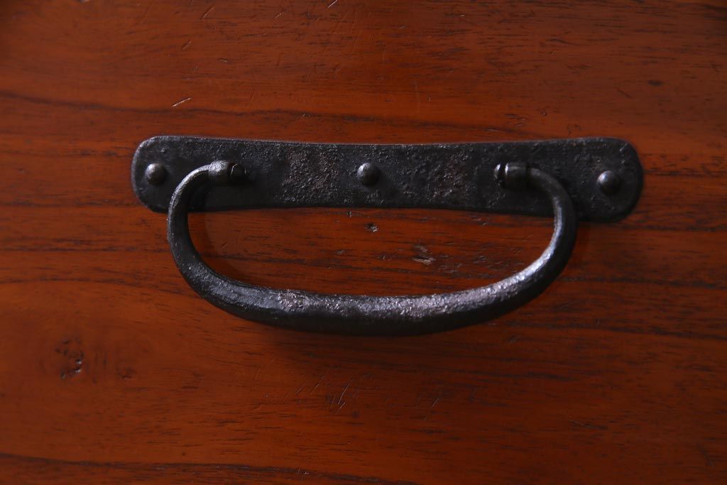 アンティーク家具　和製アンティーク　鋲が目を引く観音開き扉の時代箪笥(重ね箪笥、和タンス)