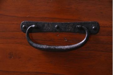 アンティーク家具　和製アンティーク　鋲が目を引く観音開き扉の時代箪笥(重ね箪笥、和タンス)