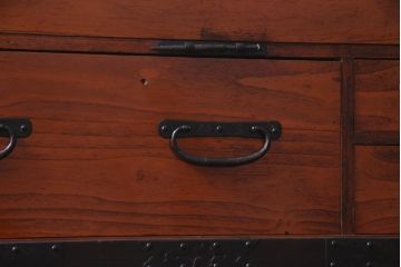 アンティーク家具　和製アンティーク　鋲が目を引く観音開き扉の時代箪笥(重ね箪笥、和タンス)