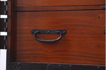 アンティーク家具　和製アンティーク　鋲が目を引く観音開き扉の時代箪笥(重ね箪笥、和タンス)