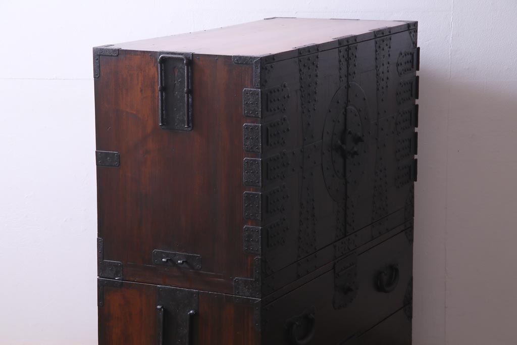 アンティーク家具　和製アンティーク　鋲が目を引く観音開き扉の時代箪笥(重ね箪笥、和タンス)