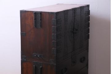 アンティーク家具　和製アンティーク　鋲が目を引く観音開き扉の時代箪笥(重ね箪笥、和タンス)