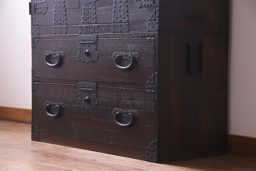 アンティーク家具　和製アンティーク　鋲が目を引く観音開き扉の時代箪笥(重ね箪笥、和タンス)