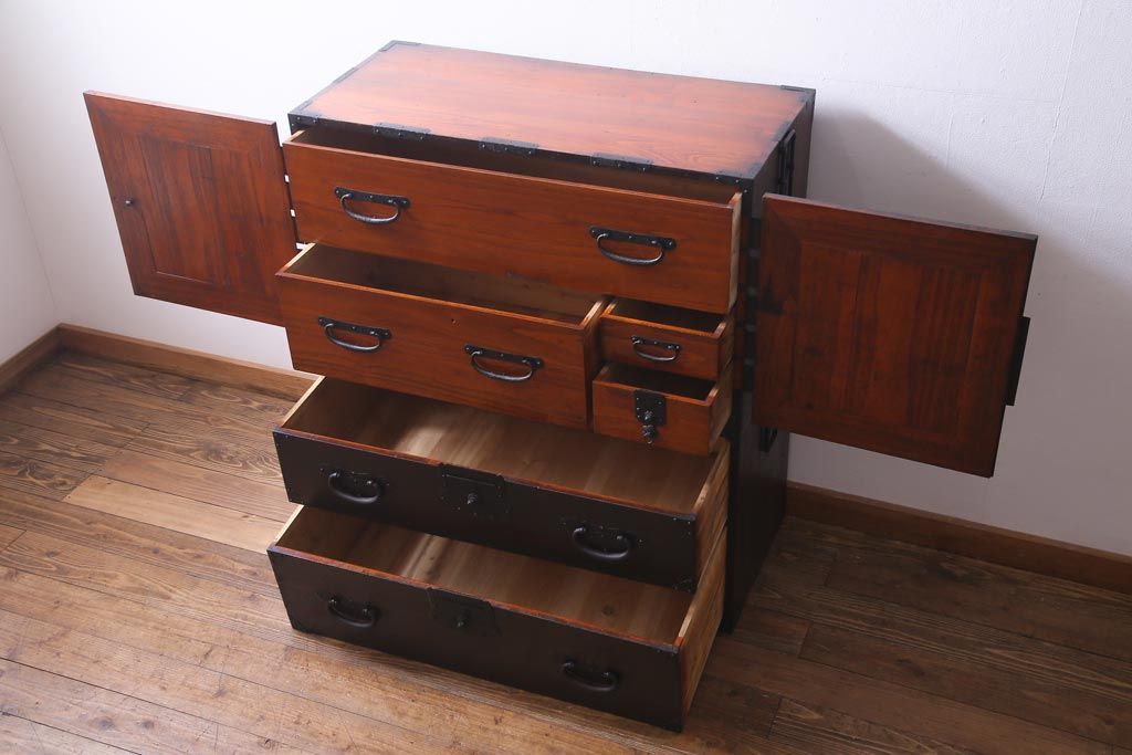 アンティーク家具　和製アンティーク　鋲が目を引く観音開き扉の時代箪笥(重ね箪笥、和タンス)