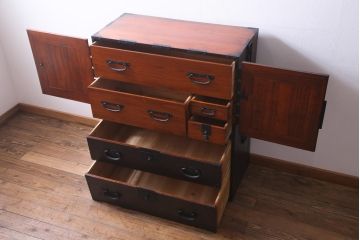 アンティーク家具　和製アンティーク　鋲が目を引く観音開き扉の時代箪笥(重ね箪笥、和タンス)