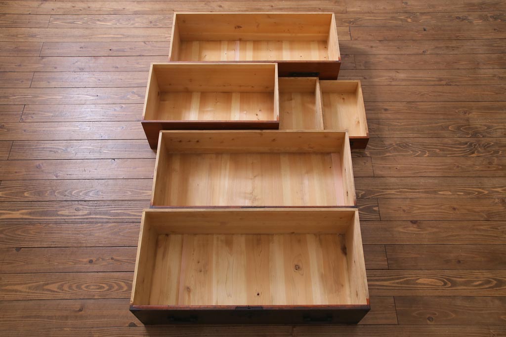 アンティーク家具　和製アンティーク　鋲が目を引く観音開き扉の時代箪笥(重ね箪笥、和タンス)