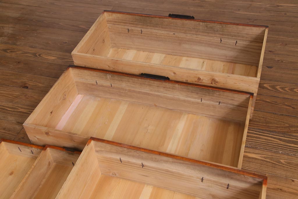 アンティーク家具　和製アンティーク　鋲が目を引く観音開き扉の時代箪笥(重ね箪笥、和タンス)