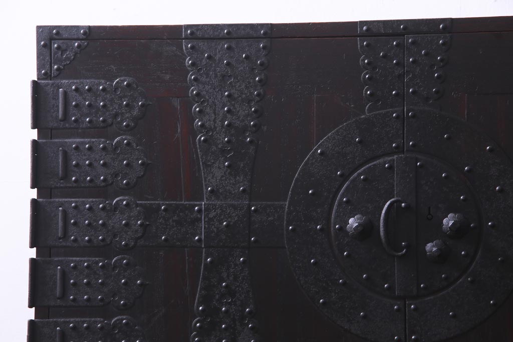 アンティーク家具　和製アンティーク　鋲が目を引く観音開き扉の時代箪笥(重ね箪笥、和タンス)