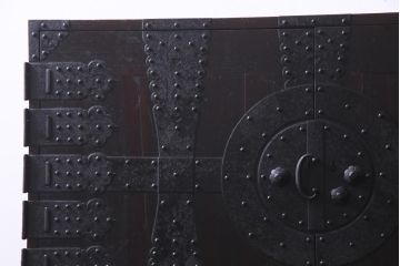 アンティーク家具　和製アンティーク　鋲が目を引く観音開き扉の時代箪笥(重ね箪笥、和タンス)