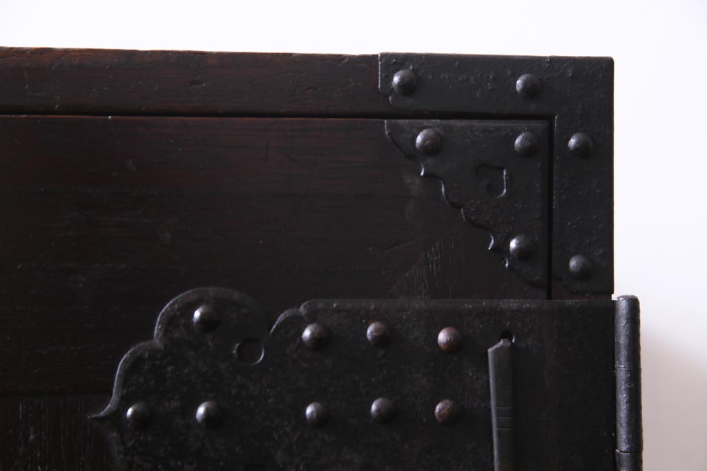 アンティーク家具　和製アンティーク　鋲が目を引く観音開き扉の時代箪笥(重ね箪笥、和タンス)