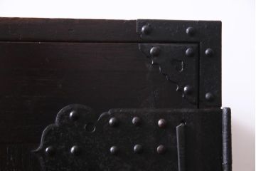 アンティーク家具　和製アンティーク　鋲が目を引く観音開き扉の時代箪笥(重ね箪笥、和タンス)