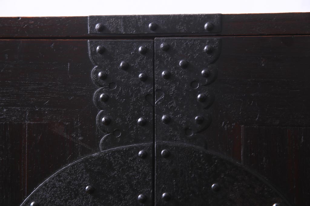 アンティーク家具　和製アンティーク　鋲が目を引く観音開き扉の時代箪笥(重ね箪笥、和タンス)