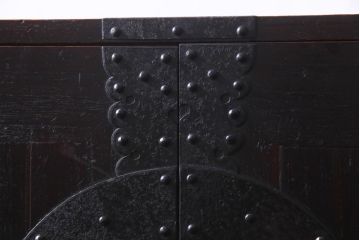 アンティーク家具　和製アンティーク　鋲が目を引く観音開き扉の時代箪笥(重ね箪笥、和タンス)