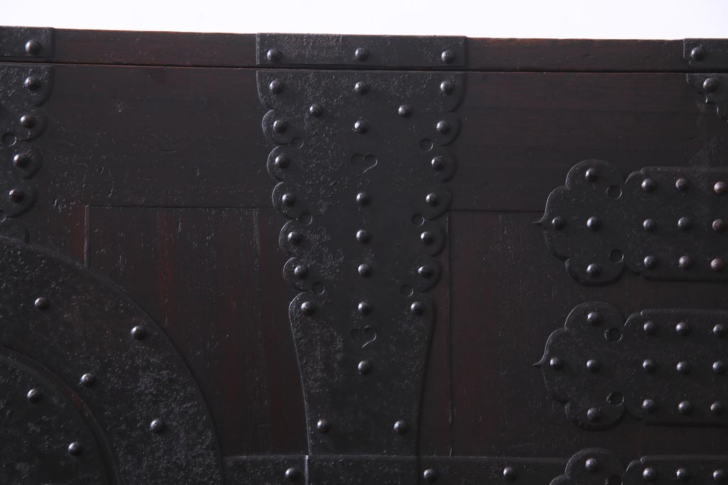 アンティーク家具　和製アンティーク　鋲が目を引く観音開き扉の時代箪笥(重ね箪笥、和タンス)