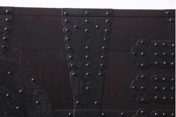 アンティーク家具　和製アンティーク　鋲が目を引く観音開き扉の時代箪笥(重ね箪笥、和タンス)