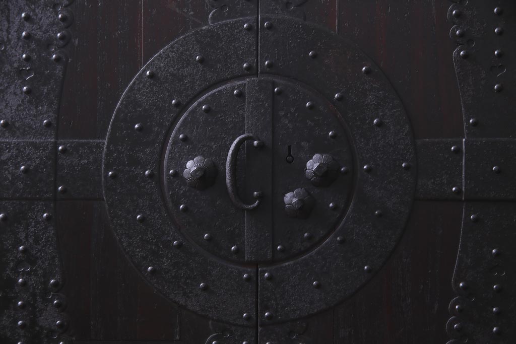 アンティーク家具　和製アンティーク　鋲が目を引く観音開き扉の時代箪笥(重ね箪笥、和タンス)