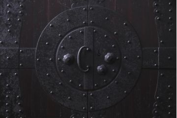 アンティーク家具　和製アンティーク　鋲が目を引く観音開き扉の時代箪笥(重ね箪笥、和タンス)