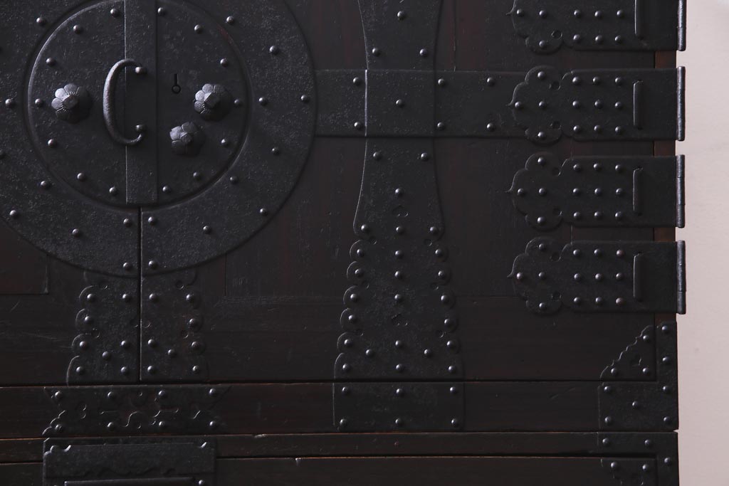 アンティーク家具　和製アンティーク　鋲が目を引く観音開き扉の時代箪笥(重ね箪笥、和タンス)