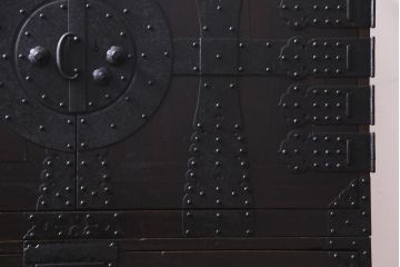 アンティーク家具　和製アンティーク　鋲が目を引く観音開き扉の時代箪笥(重ね箪笥、和タンス)