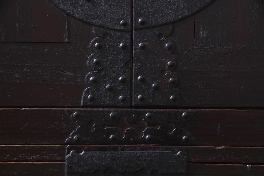 アンティーク家具　和製アンティーク　鋲が目を引く観音開き扉の時代箪笥(重ね箪笥、和タンス)