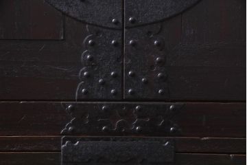 アンティーク家具　和製アンティーク　鋲が目を引く観音開き扉の時代箪笥(重ね箪笥、和タンス)