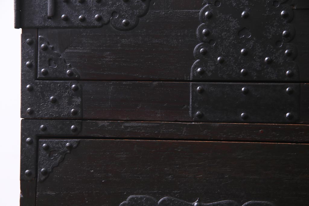 アンティーク家具　和製アンティーク　鋲が目を引く観音開き扉の時代箪笥(重ね箪笥、和タンス)